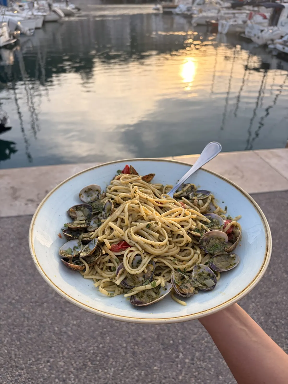 Linguine aux fruits de mer face au Port de Nice