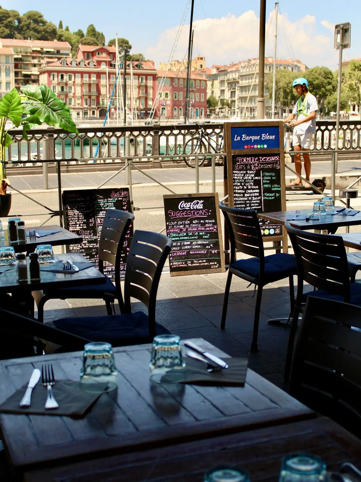 La terrasse de La Barque Bleue face au Port de Nice